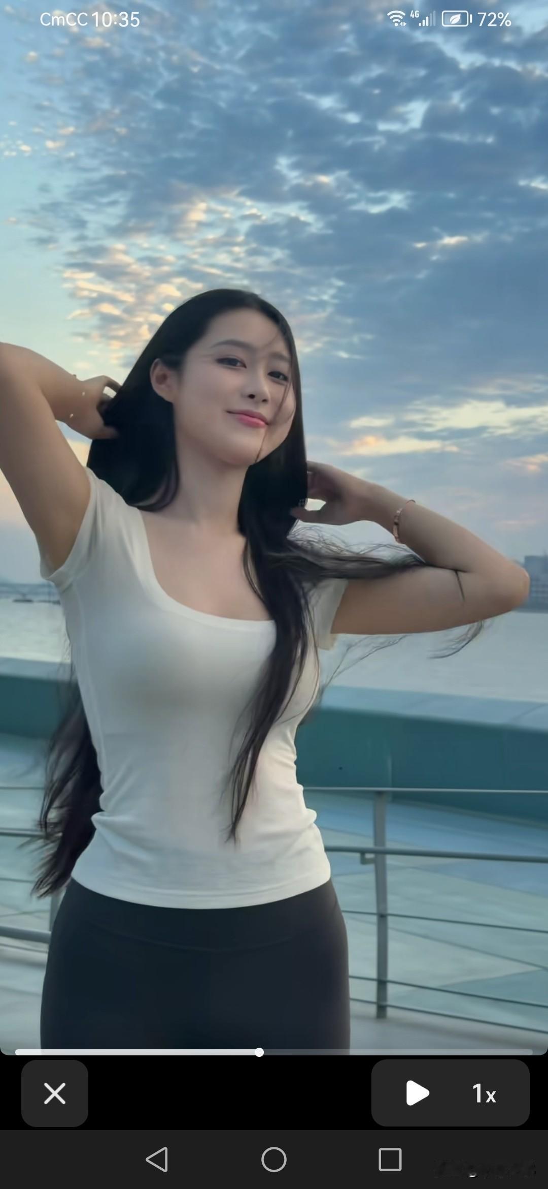 晚霞中的青春少女