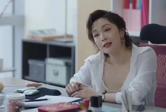 当高叶顶着“红唇鲨鱼眼”造型在剧里狂刷“精装朋友圈”，观众集体破防——这哪是演戏