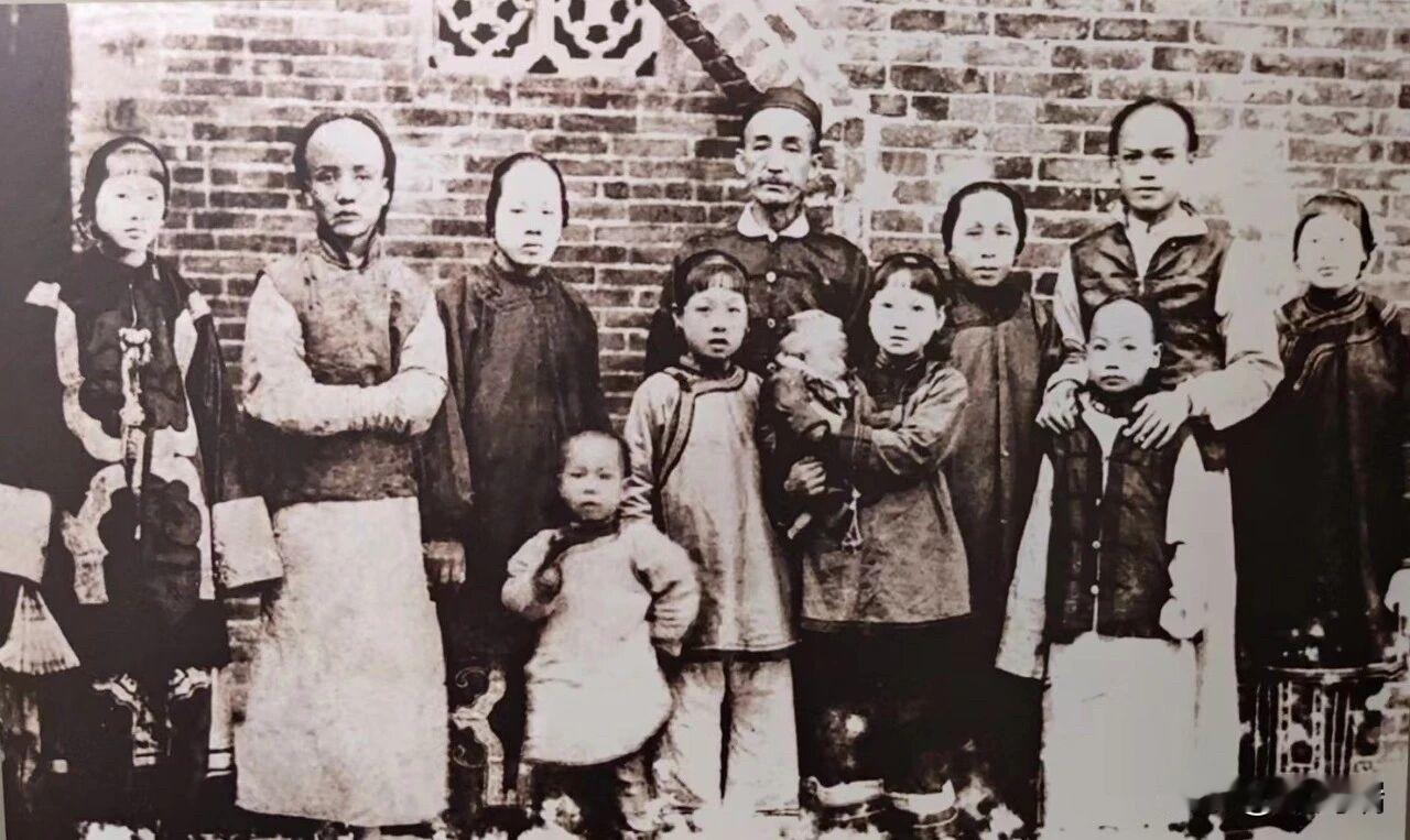 这是梁启超青少年时期与家人的合影，拍摄于广东新会家中。照片中位于中间的老者是梁启
