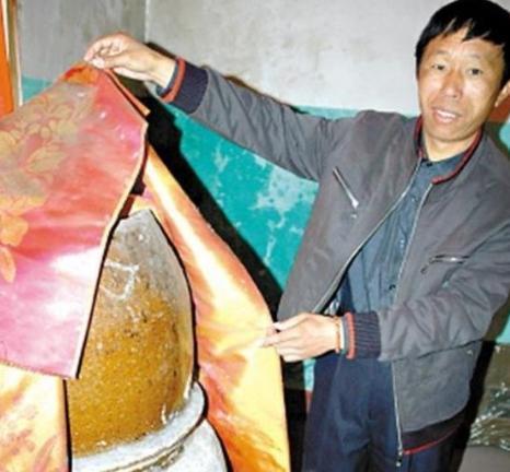 2000年，江西一位农民去世后，他的儿子将遗体放进了一口大缸，村民们纷纷指责他不