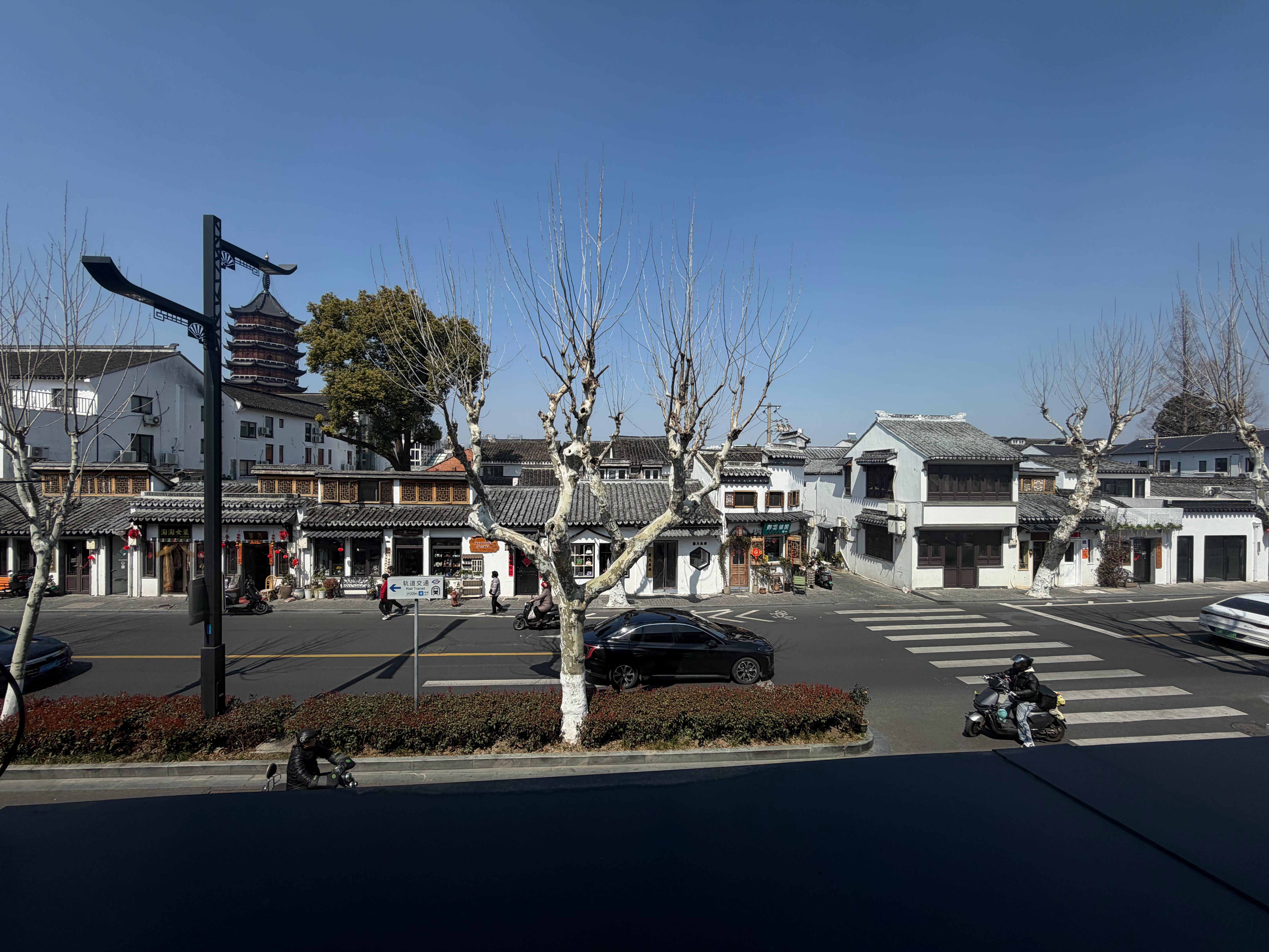 中午吃了个“小狗馆子”，主要做湖南湖北的融合菜系，武义醋鸡比想象中好吃很多，窗外