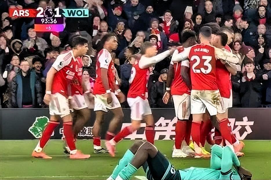 -2不敌阿森纳的比赛，堪称英超史上极具戏剧性的一战，既透着满满的黑色幽默，更暴