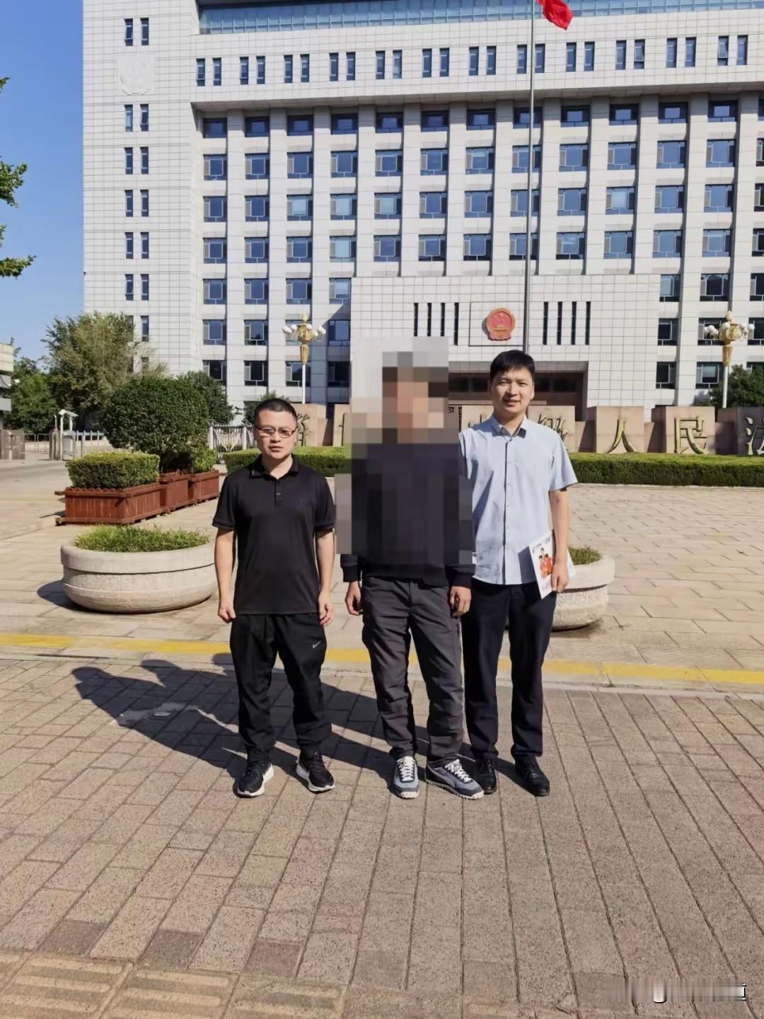 妻子送孩上学与他人偷情被丈夫捉奸，丈夫收情夫2.5万被判敲诈勒索案，丈夫获刑6个