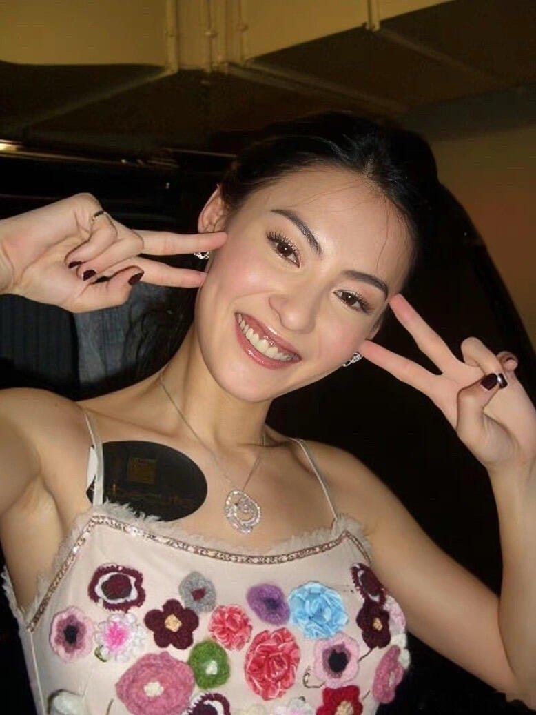 【张柏芝】你还是一如既往的喜欢双手比耶三张图的时间跨度可能超过20年，但她还是一
