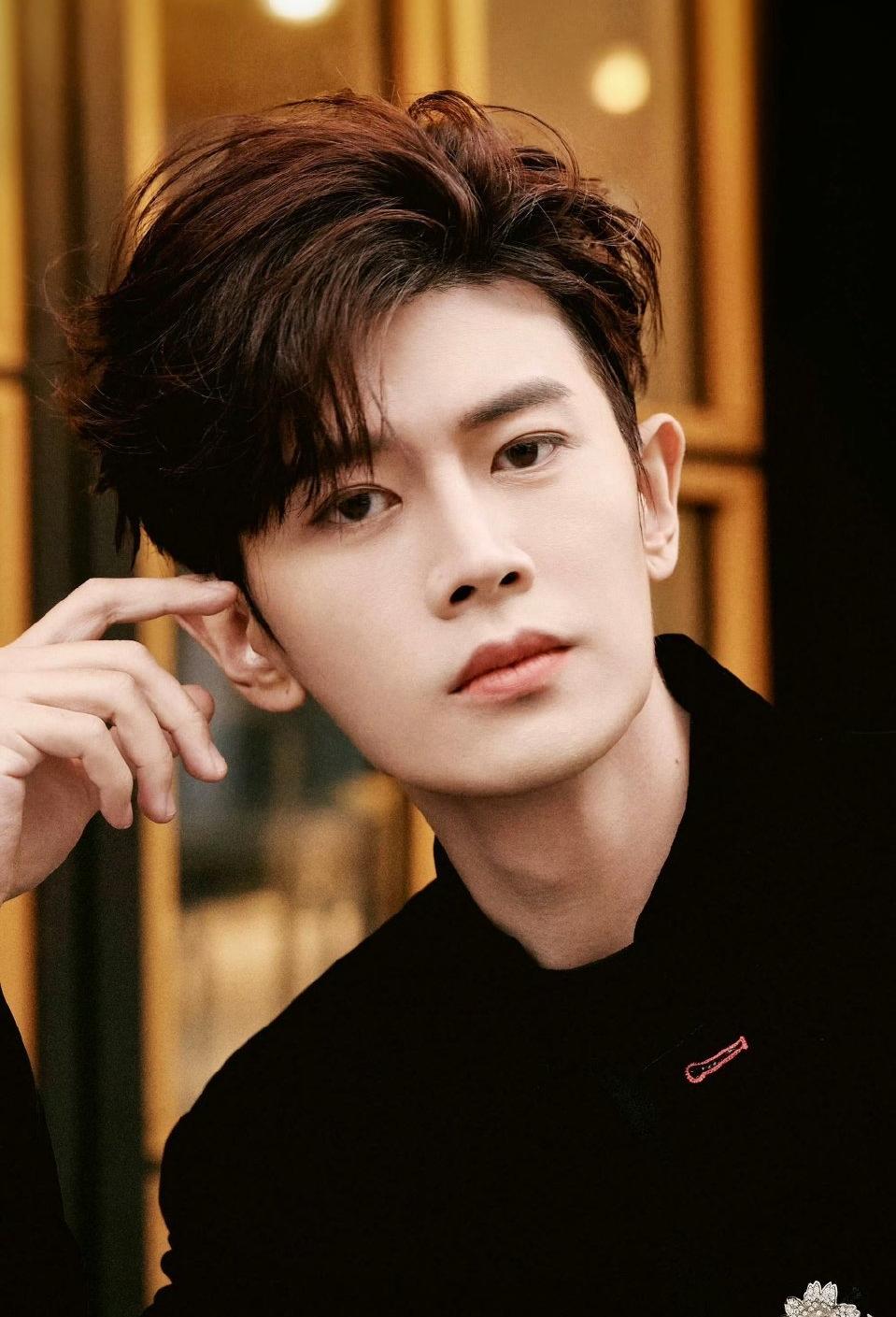 也不知道是谁在嘲讽说任嘉伦人气下滑无组可进还有一部分所谓的“事业粉”一直在催