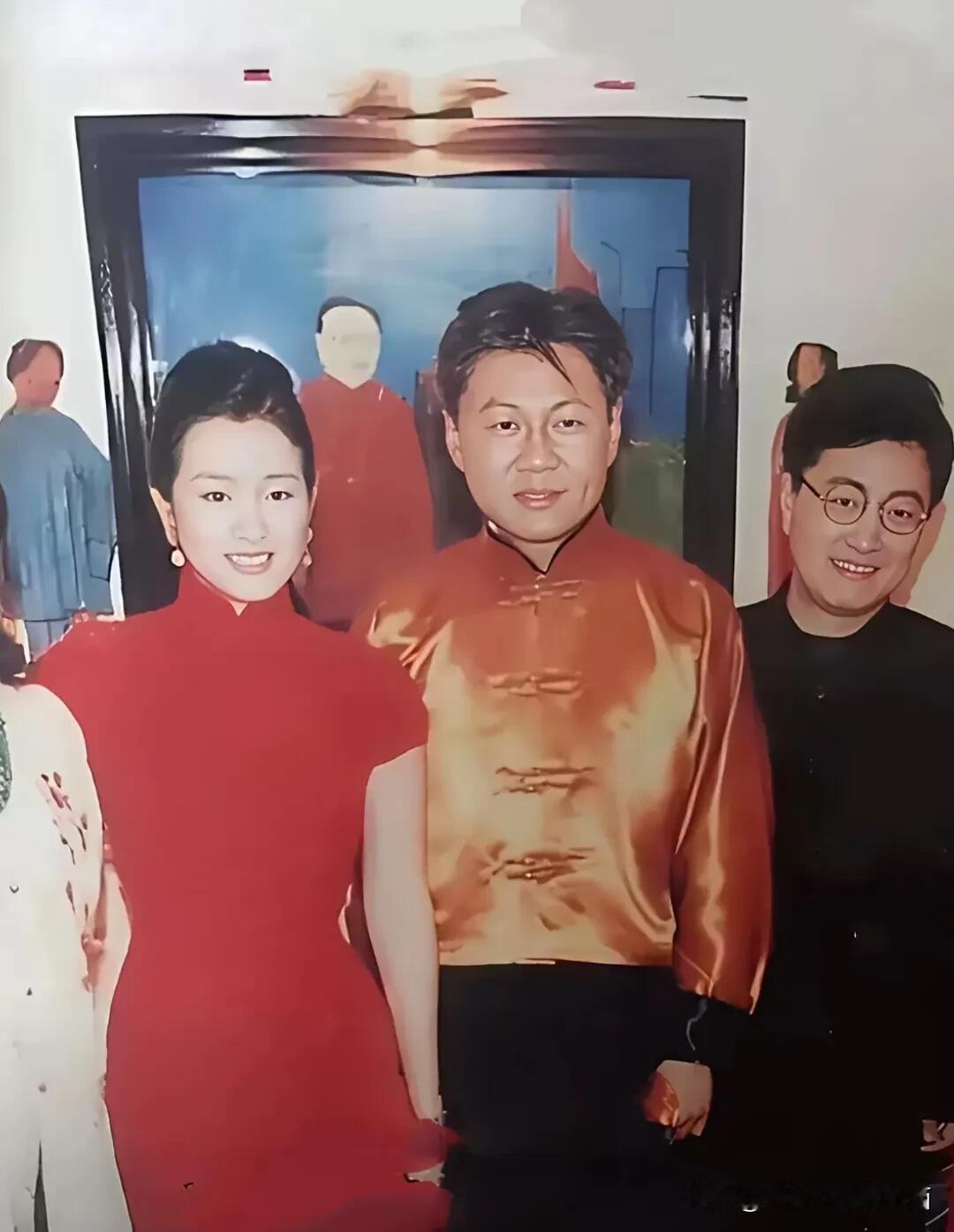 这是拍于90年代巩俐和商人黄和祥结婚时的情景。照片中的巩俐身穿一条红色旗袍，身材