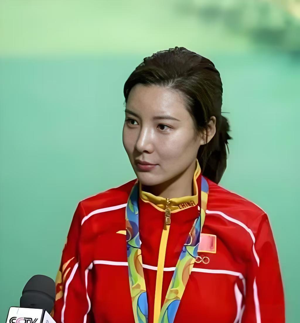2008年，北京奥运会后，26岁的杜丽对22岁的师弟庞伟说：“你向我求婚吧？我老