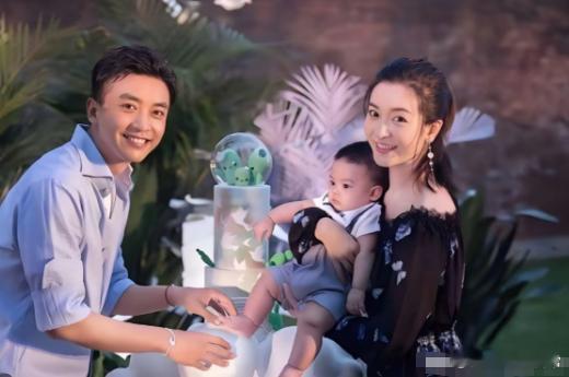 李晟不离婚的理由太真实了！居然是因为老公李佳航长得太帅？！她在采访里吐槽，老