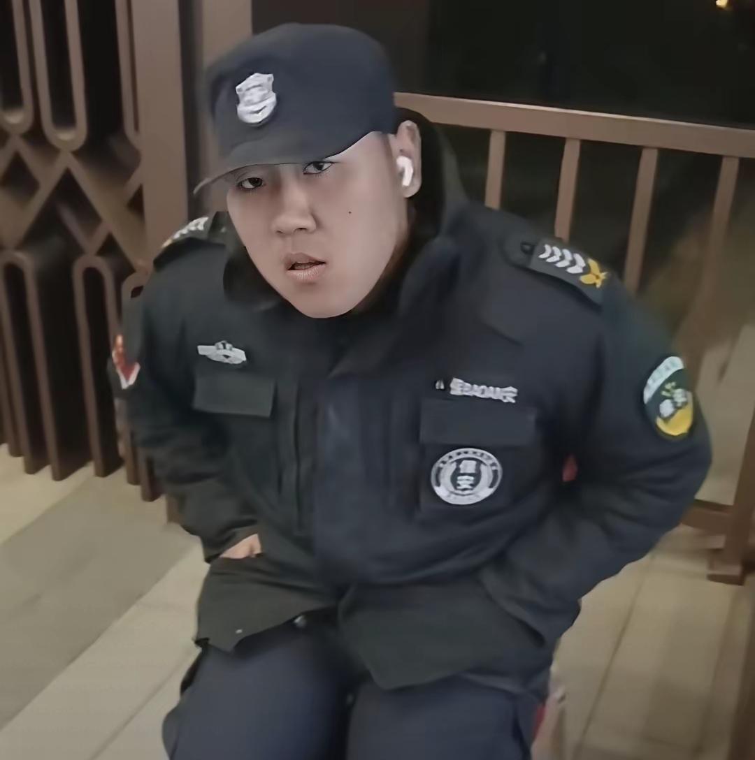 现在当保安真吃香，只要你年龄不大，愿意当保安，到哪里都好找工作。哪怕一个保安在这