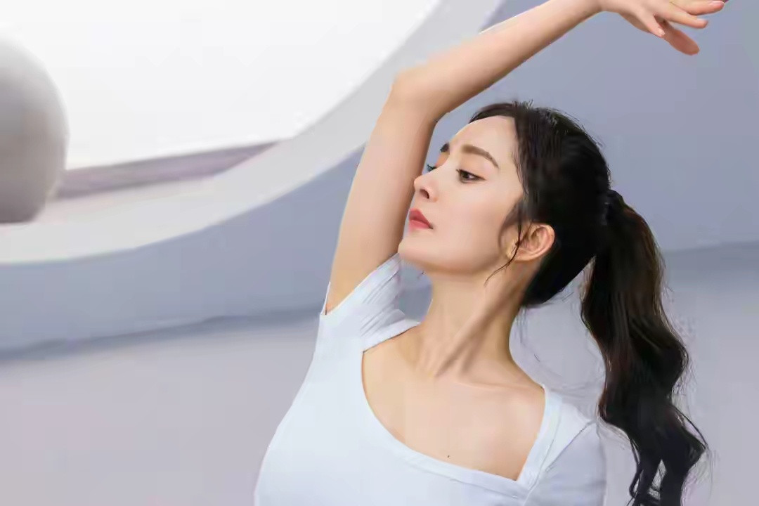 杨幂普拉提造型绝了，好状态都是练出来的！