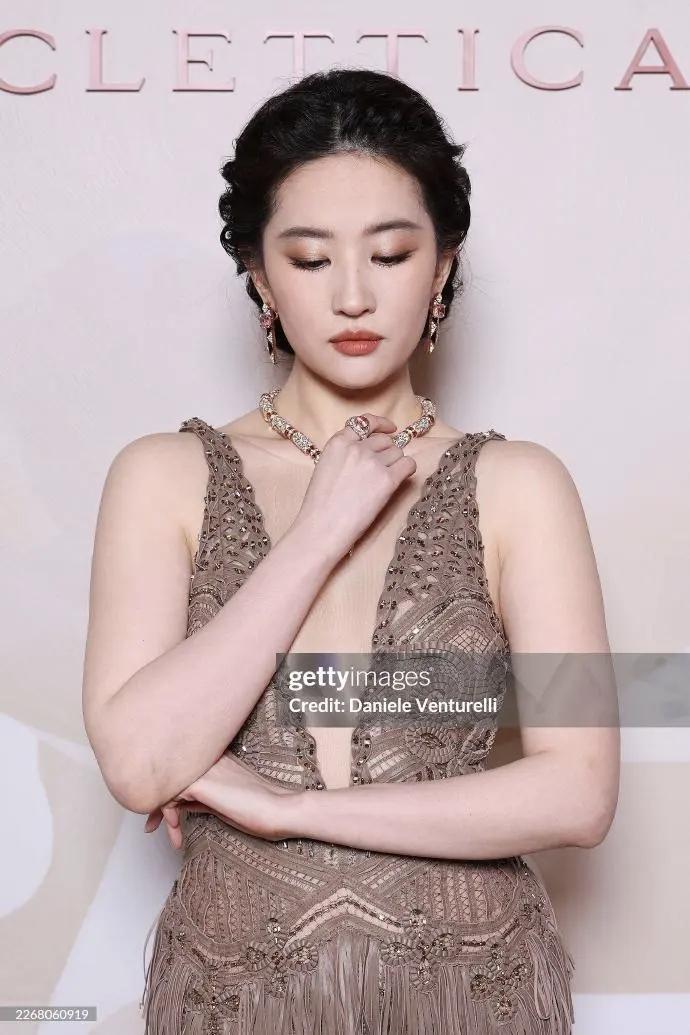 刘亦菲的图基本不用怎么修，尤其是脸。原因很简单，怎么看这张脸都不实很瘦的脸。不过