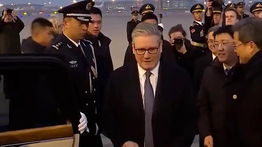 🌙见过忘恩负义的，没见过这么离谱的，英国首相斯塔默刚从北京捧走45亿英镑投资，