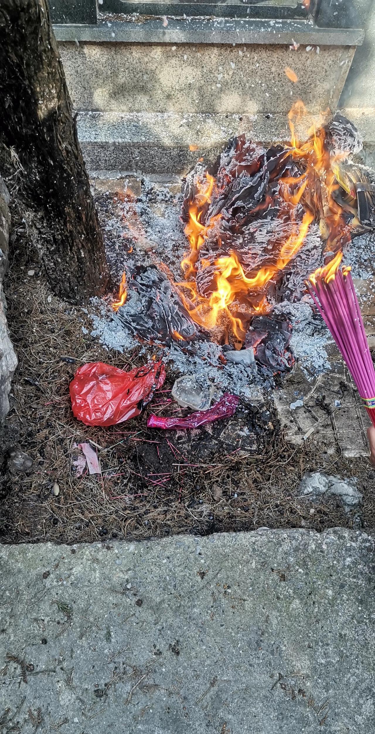 “生前床前一碗水，胜过坟前万堆灰”参加完三爷爷的葬礼，很让人无语！79岁的三