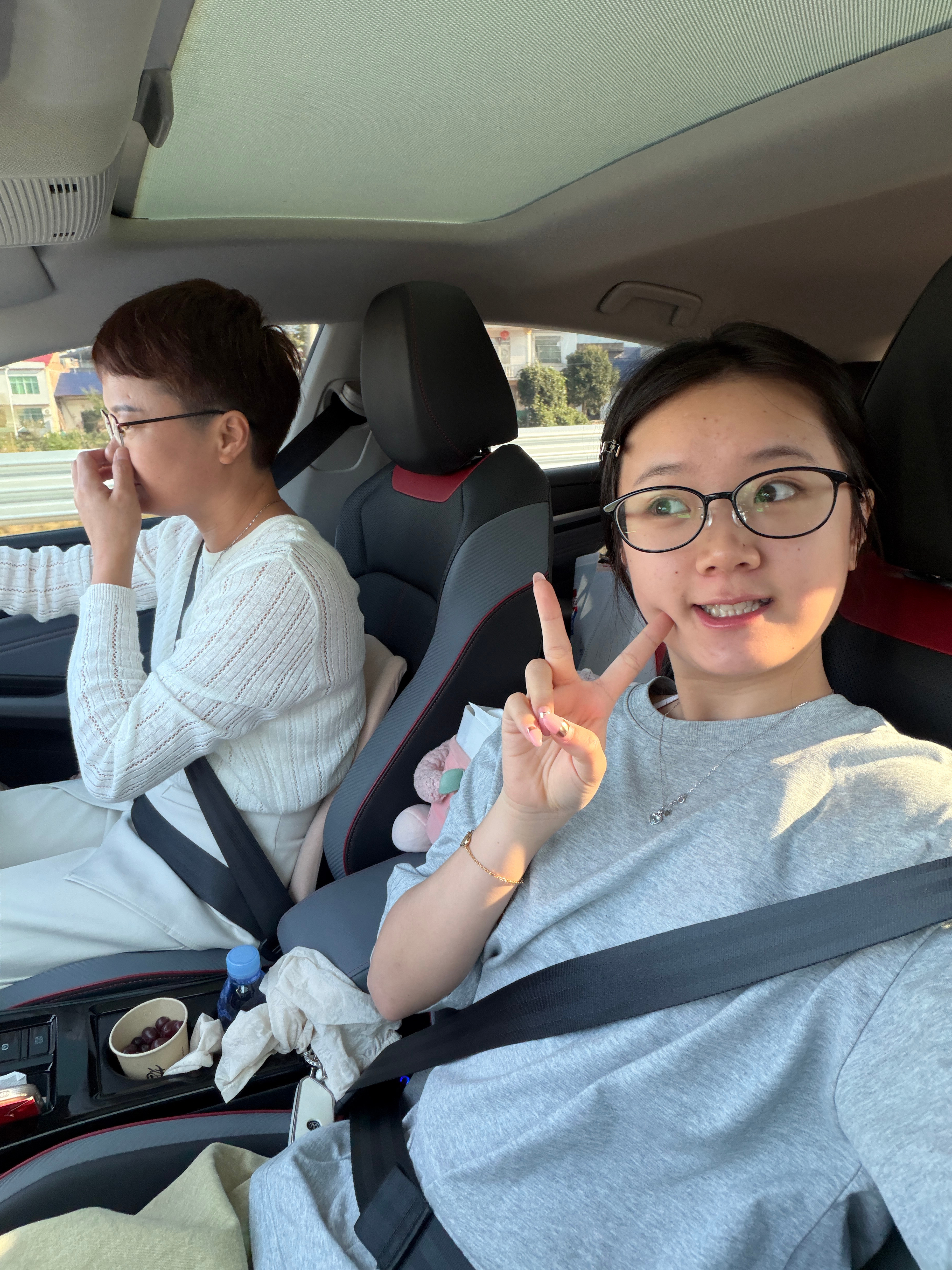 好幸福呀一回家就去看外婆了抱着外婆眼泪就打转连续两天7点起床去吃从小吃到大的米线这个味道独一份太好吃
