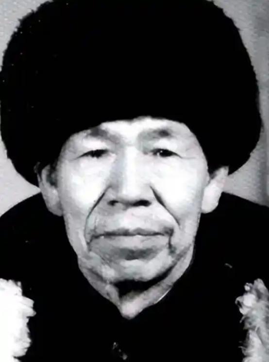 1955年冬，抗战英雄肖万世，爱上地主家18岁女儿。上门提亲时，地主怒吼