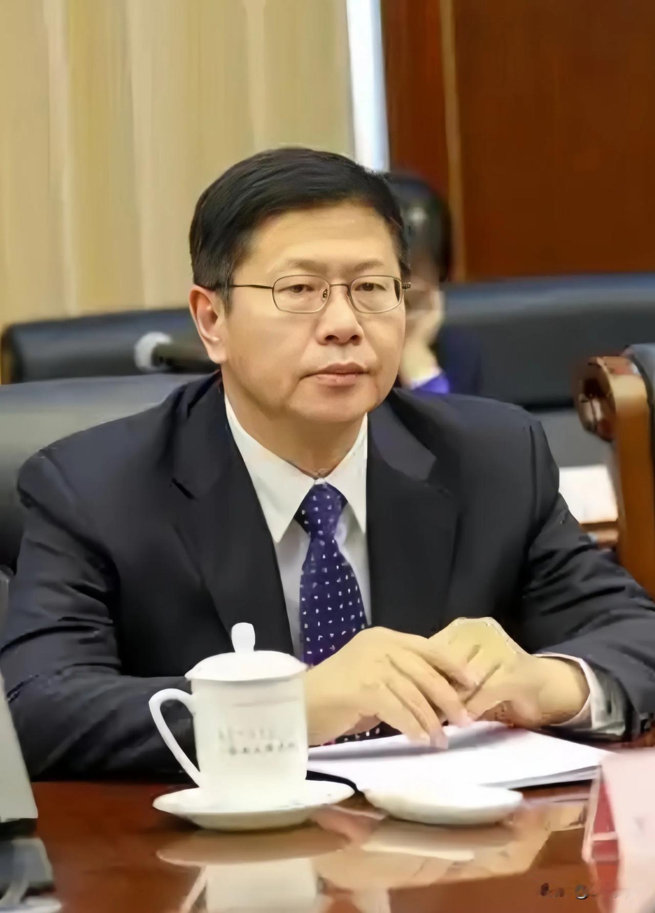 又是一起喝酒致人死亡事件，官方点名通报！和前两次不同，这次组局的领导大有来头