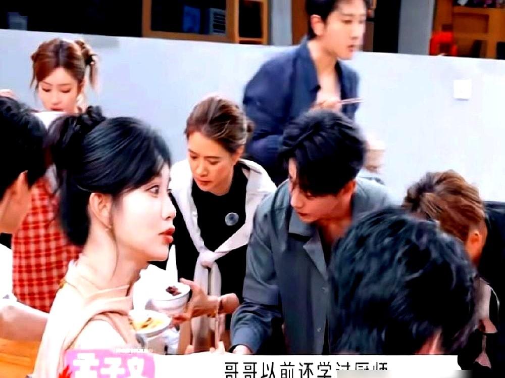 我以为偶像剧开始了，结果是德云社返场。孟子义对着汪苏泷，一口一个“哥哥”，还
