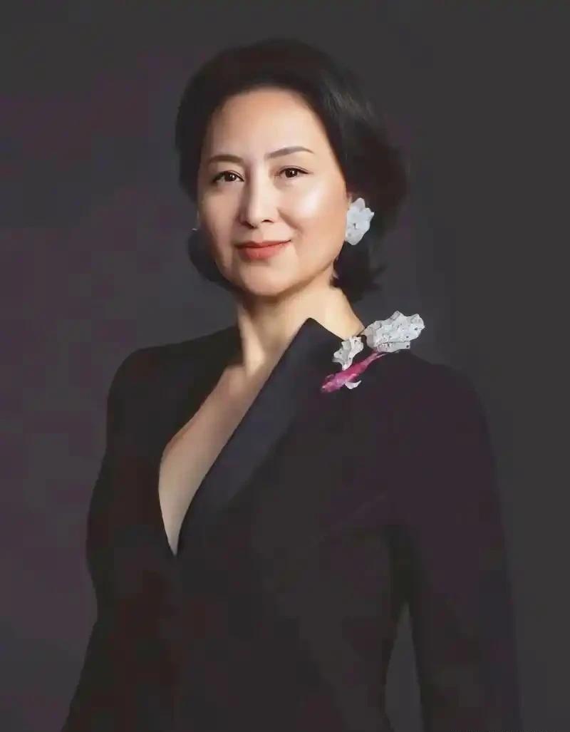 何超琼把她告了。只为禁止靠近自己30米。这位赌王家族的话事人，掌控千亿商