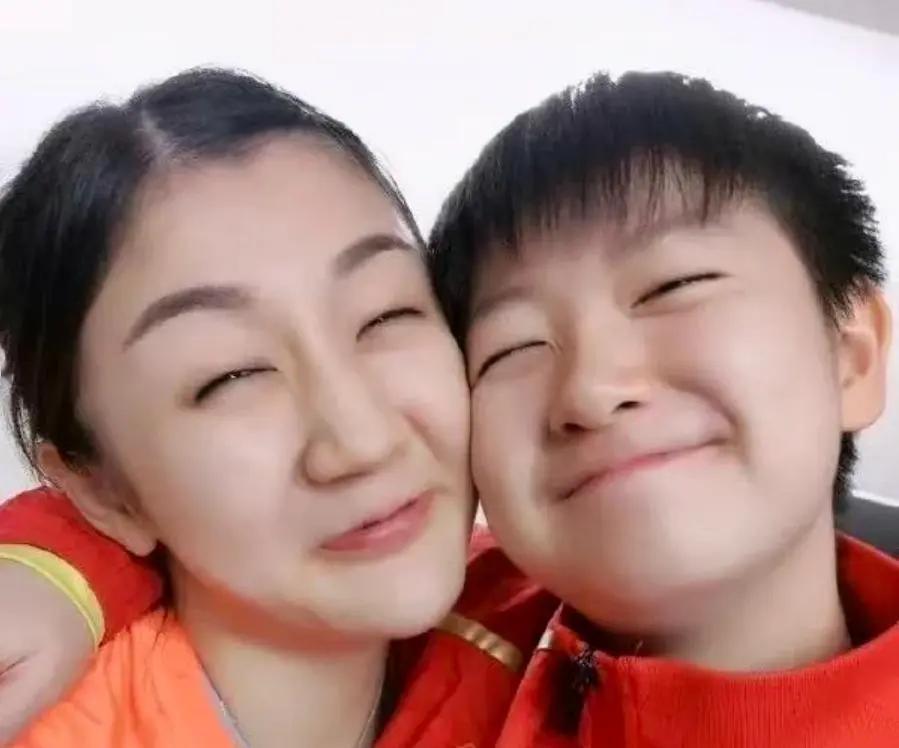 昔日两位国乒姐妹花笑得多么灿烂，那画面满是温情和友爱，谁瞧见了，都会夸赞她俩可爱