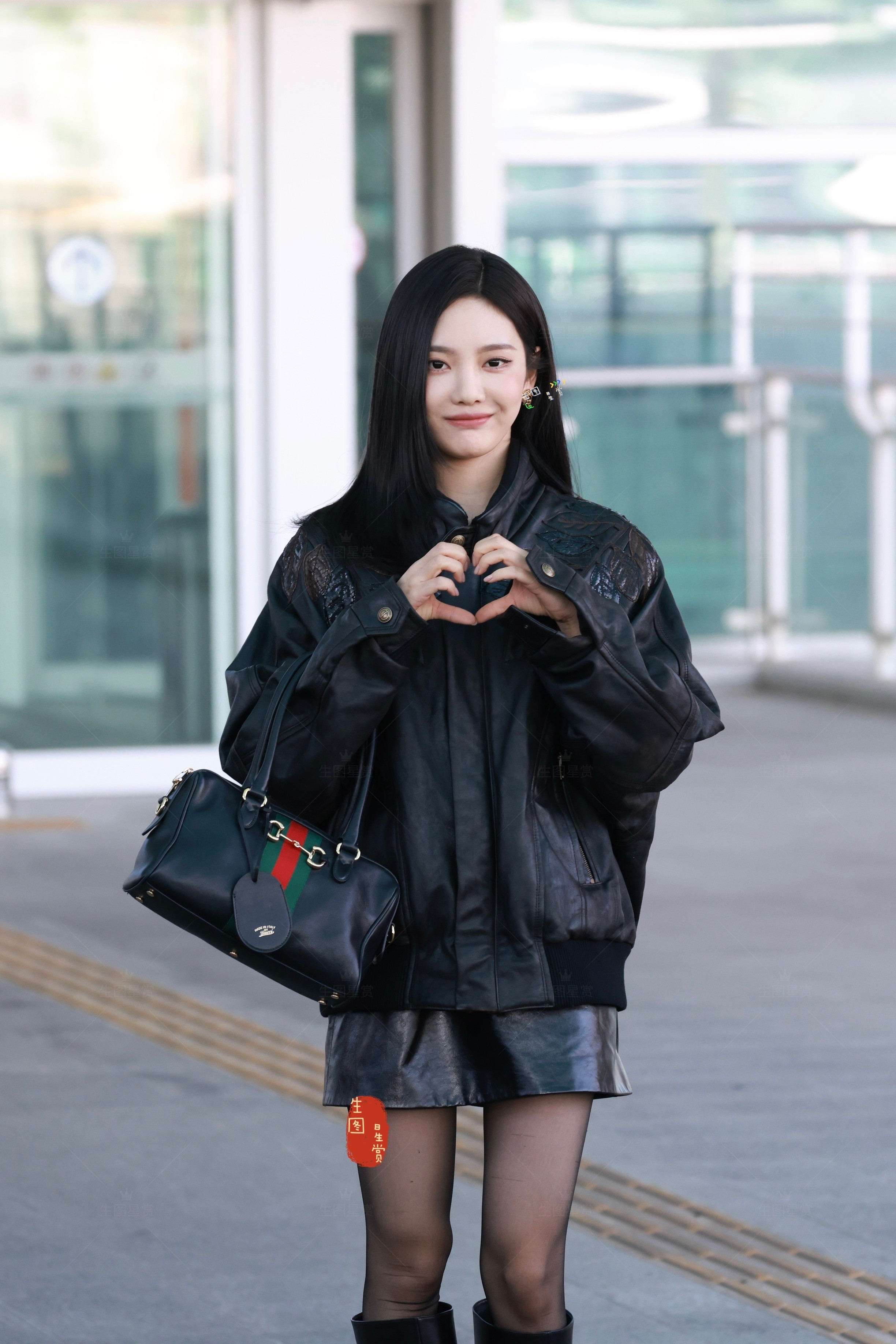 宁艺卓出发米兰时装周黑丝甜妹🖤