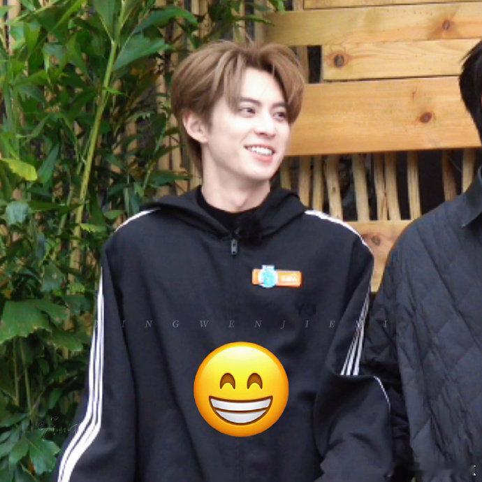 王鹤棣满分表情包适配度王鹤棣这“亲爱的客栈”主理人一出手，表情包直接满分适配，每