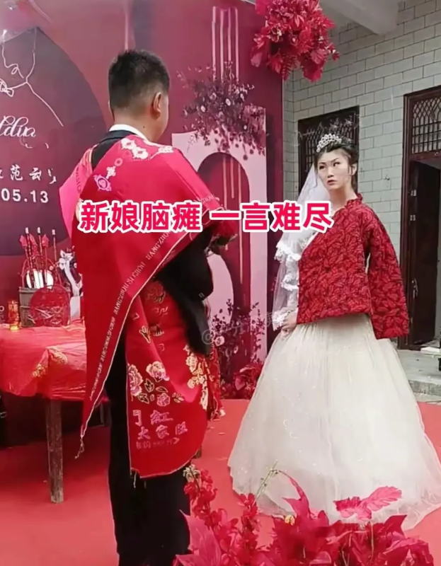 陕西，5月13日，有一对新人结婚，新郎父母为儿子举办了热热闹闹的婚礼。当新郎带着