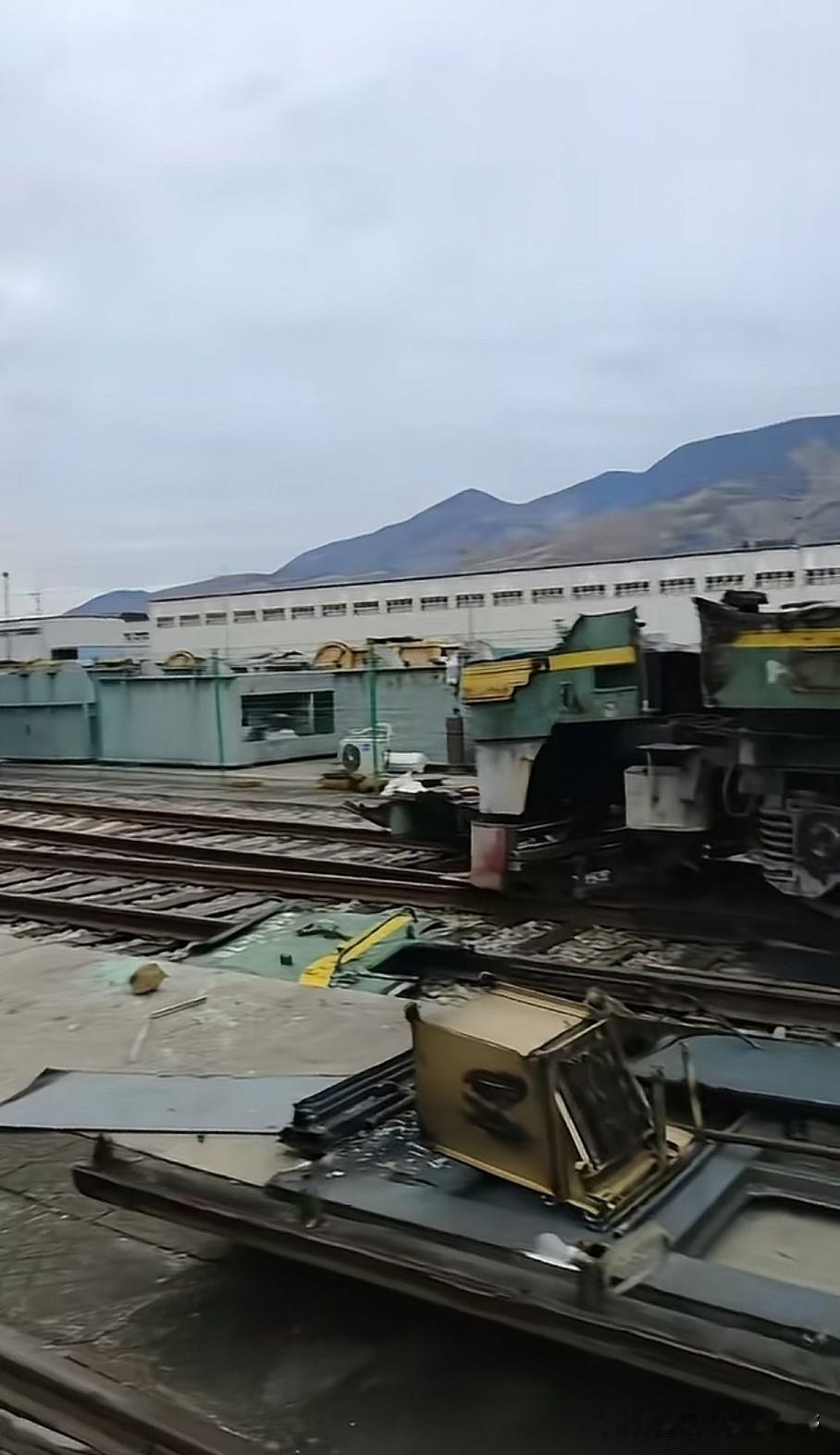 内燃机车火车报废后的下场就是拆解成废铁。有网友在火车拆解现场记录下了一台DF4B