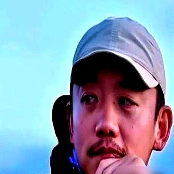 跑错航站楼直接误机，换一般夫妻在机场早吵翻了。苗苗当场自责掉眼泪，觉得是自己没提醒到位。郑恺不仅没黑