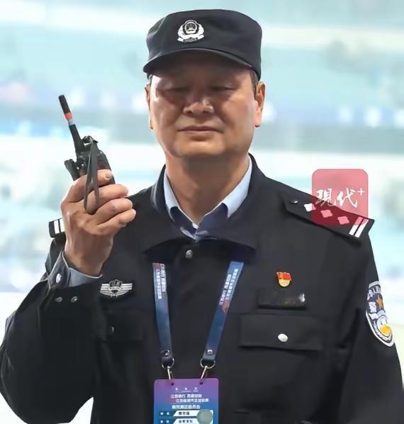 民警在苏超站完退休前最后一班岗5月2日，“苏超”散场后，南京市公安局治安支队民