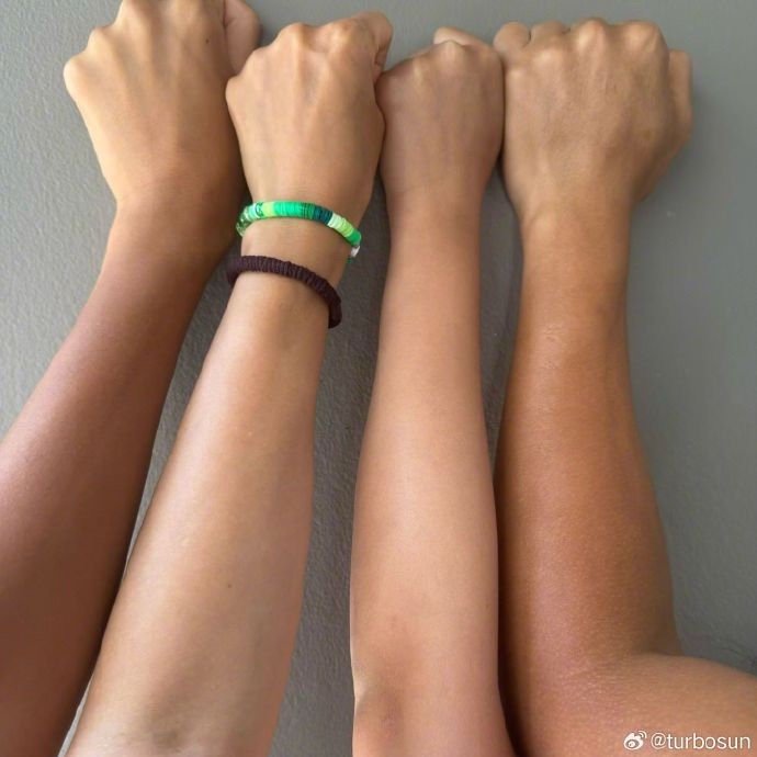 孙俪晒一家人肤色差孙俪日晒程度不同的火腿孙俪晒出一家人的肤色差，并配文：“日