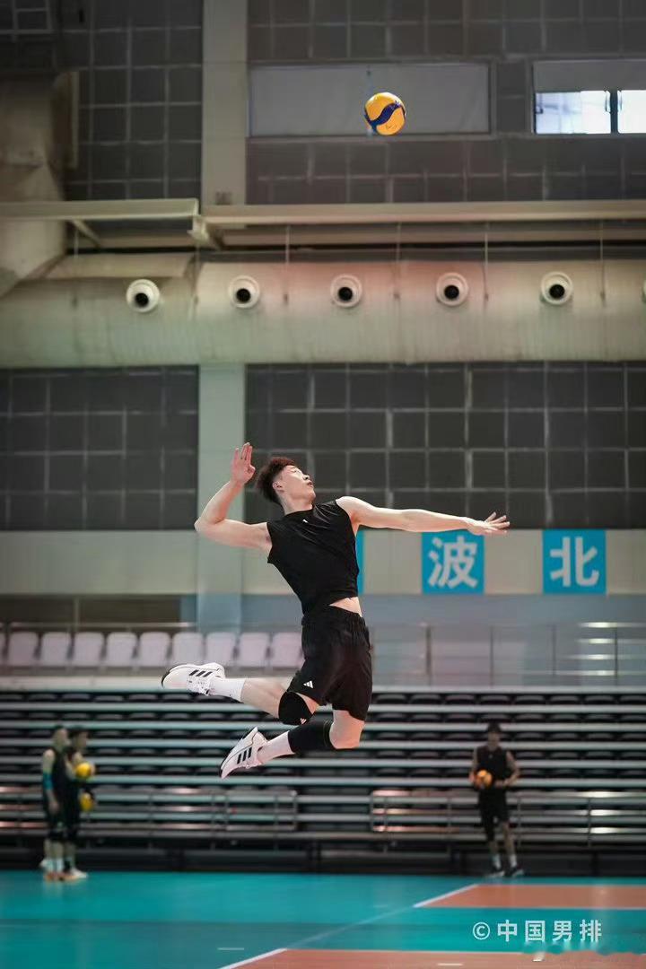 中国🇨🇳男排集训照片，倒计时十二天2026世界男排联赛甲鱼哥的黄色小泳帽中国