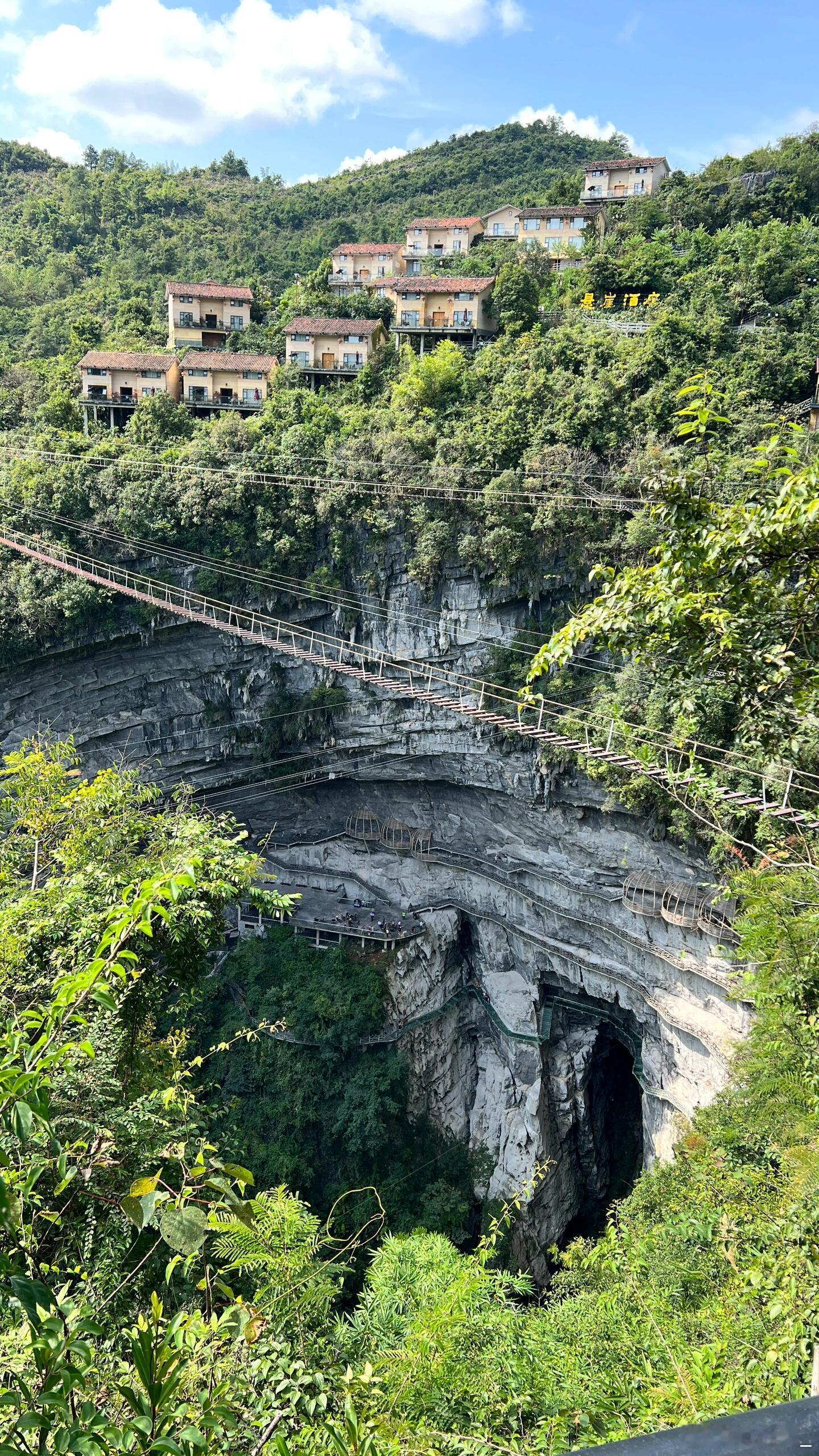 广西不止有山水还有天路在罗城棉花天坑走玻璃栈道，仫佬族姑娘的山歌在峡谷回荡。她