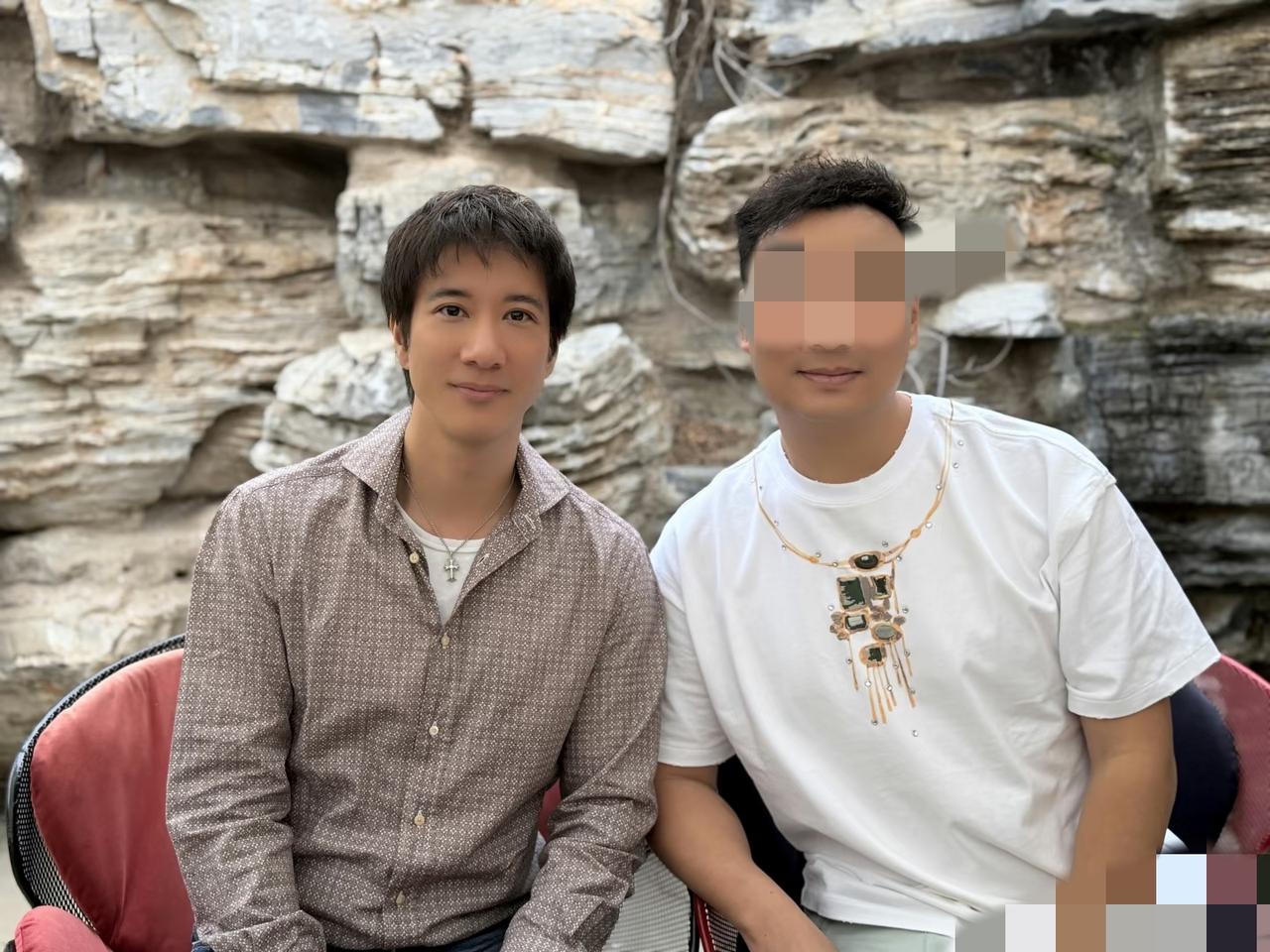 近日，王力宏在北京与粉丝约饭，无修图下真是老了，有白头发，肩膀挺宽厚可能是发福了