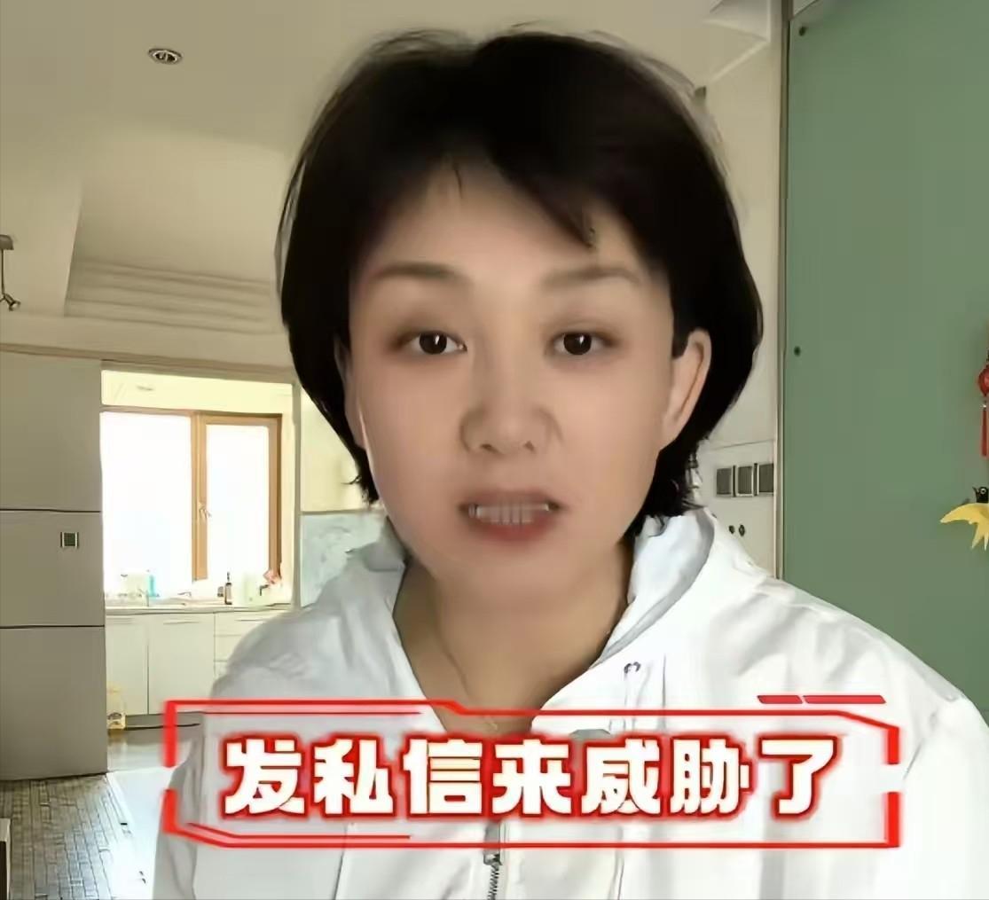 简直让人难以置信，一名女记者只因揭露福建漳州龙海区药水杨梅的不法内幕，不仅账号后