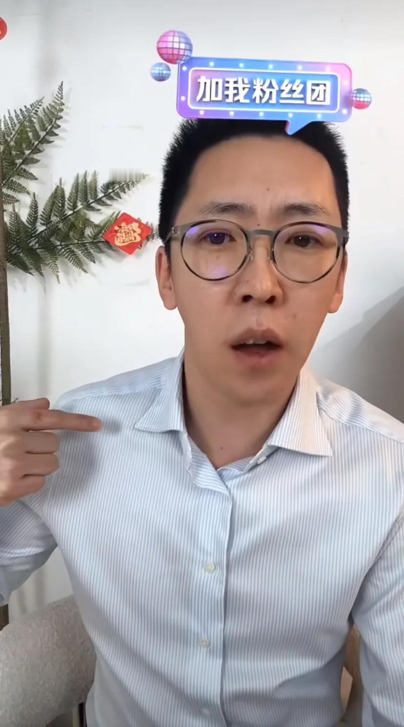 手哥直播表示自己才是节目中最真实的，该怎么样就怎么样，李松蔚来了，他也怼了，他不