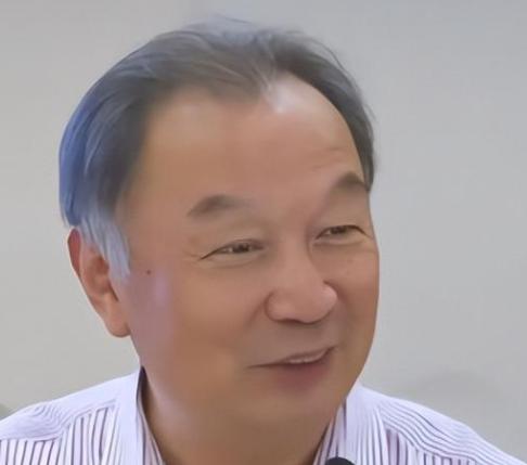 温铁军教授以前说过一段话，听着挺扎心，他表示，美国其实已经把我们的两层外衣给扯下
