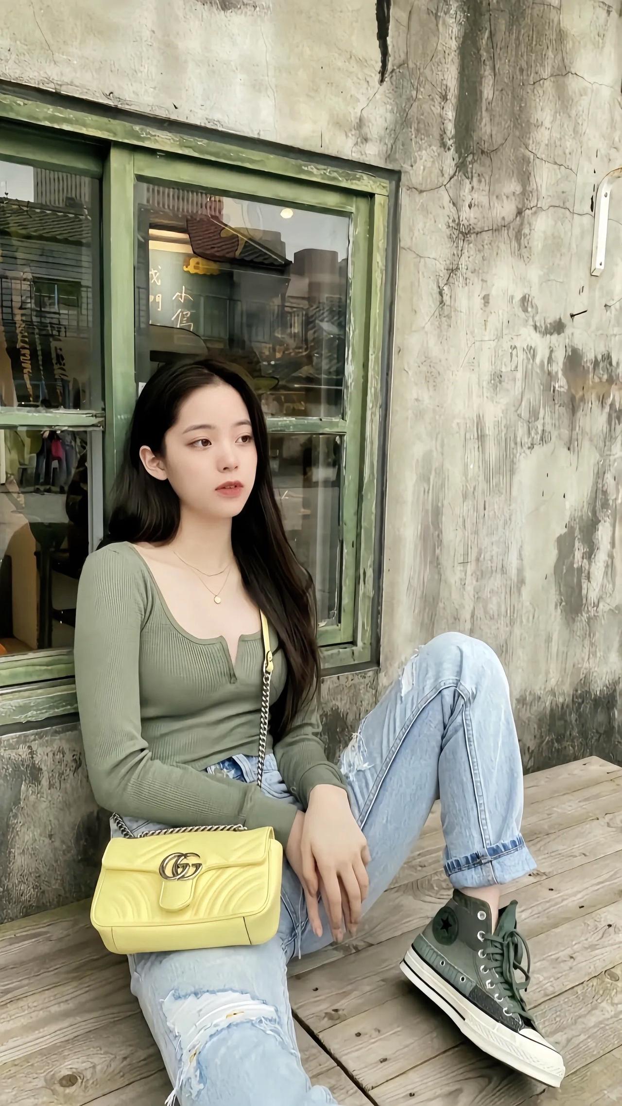 欧阳娜娜，牛仔裤的的颜色真好看！欧阳娜娜随意穿搭身材你品你细细的品我的魅力