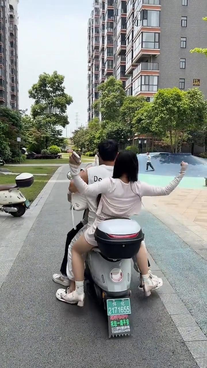 什么情况？她怎么在车上？