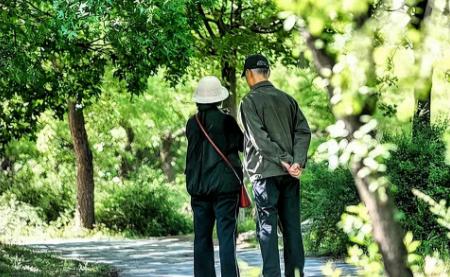 六旬大爷看上42岁女人，大爷提出同居，两人就这么一商量，女人点头同意了。