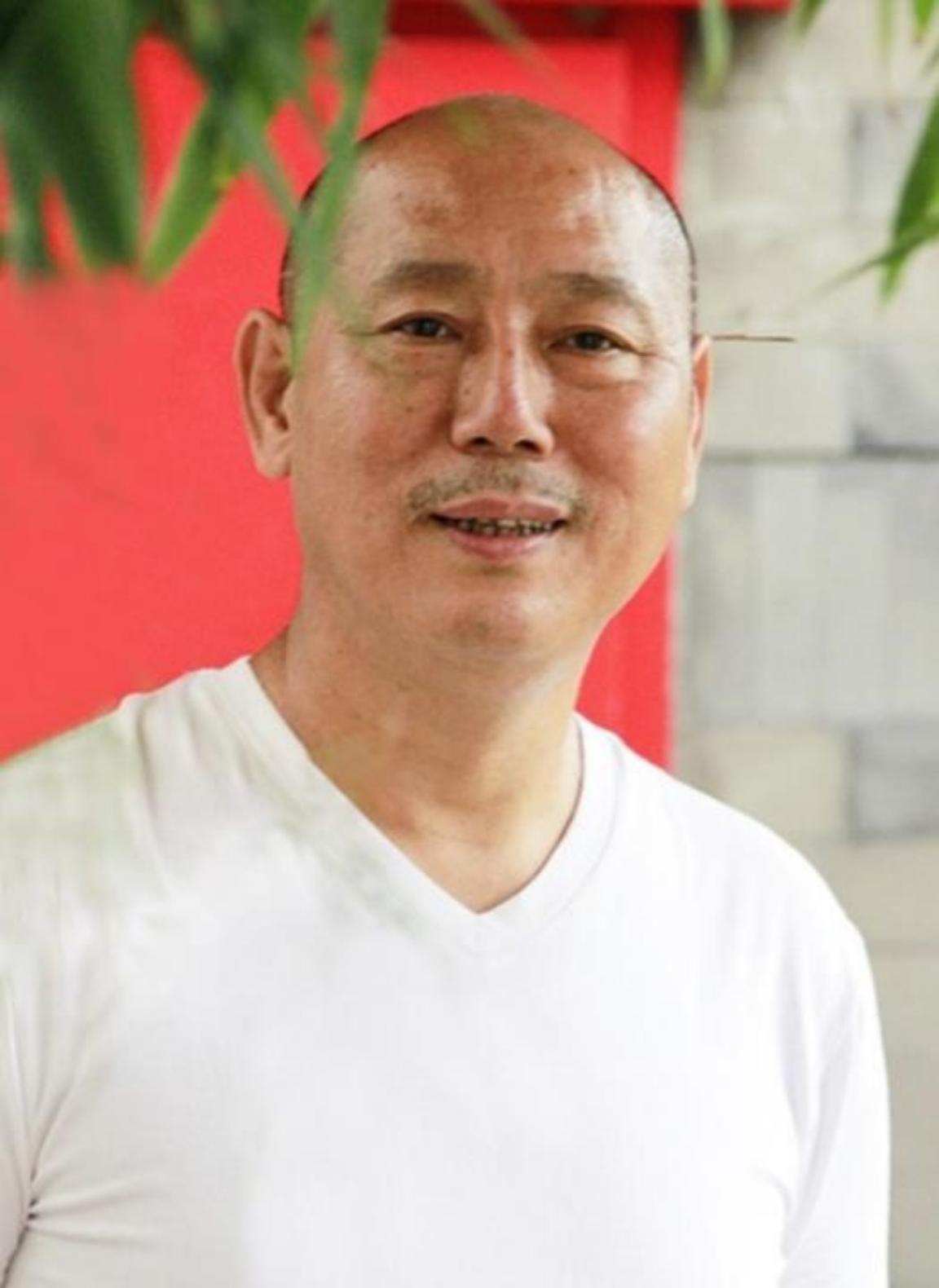 1991年，身价过亿的李诚儒，把糟糠之妻和6岁儿子赶出家门，转身娶了小18岁的女