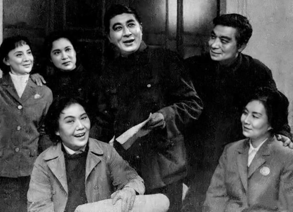 这张老照片记录了上影厂演员剧团在排练诗朗诵《中南海的明灯》时的场景，是那个时代电