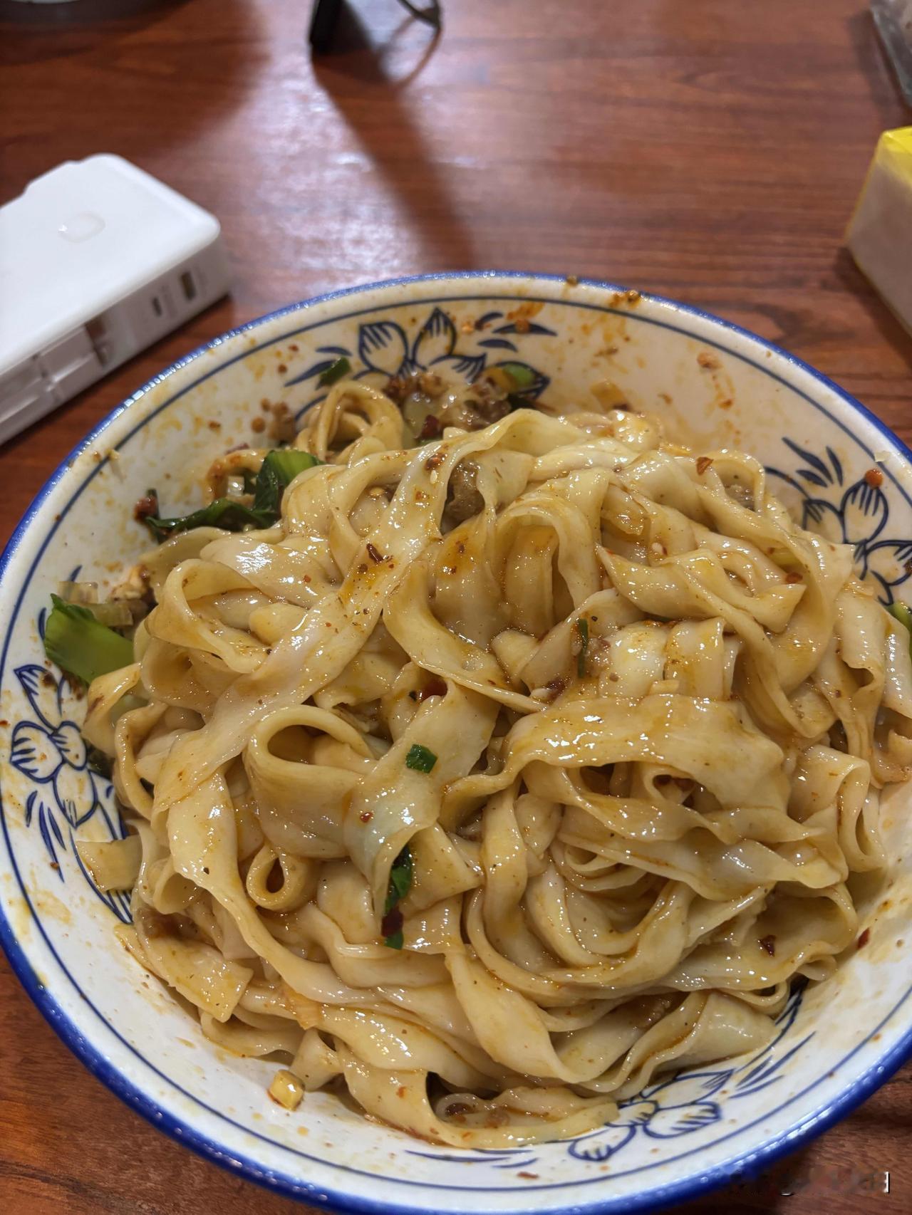 蓝田冯家面馆，位于西关正街上，加油站斜对面，这是第二次来吃了，吃的油泼加肉臊子面