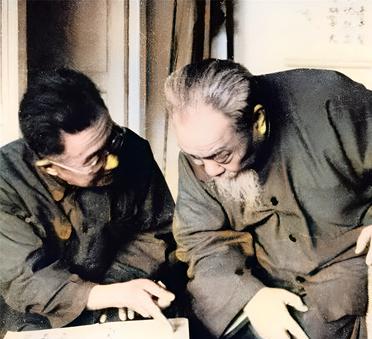 这是1960年启功与陈垣在一起欣赏书法。陈垣是启功的老师。在陈垣面前，启功一直以