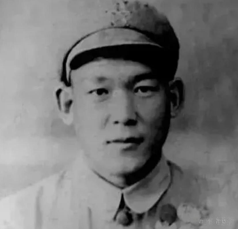 1951年，志愿军排长崔建国被13名美军包围，敌人看他咳嗽的连腰都直不起来，当即