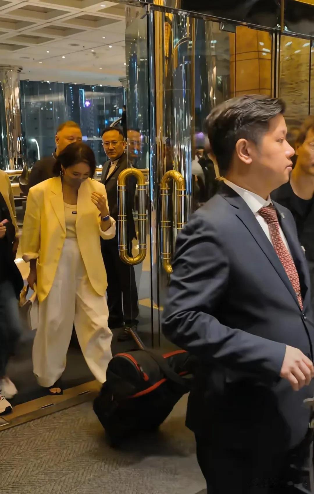 黎姿罕见和老公马廷强同框出席活动，70岁的老公坐着电动轮椅，状态看着很不错。戴