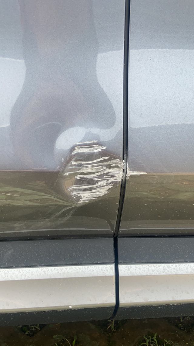 刚提车就蹭了实惨！车库转弯的时候没注意，过于自信，结果蹭到了侧边的墙上。兄弟们