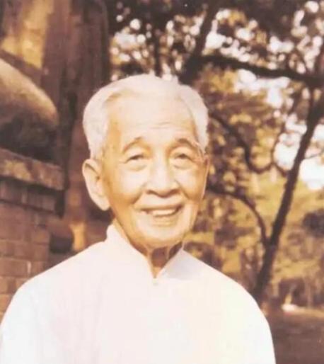 1945年，傅斯年接手北大，一口气清退30多个当过汉奸的教授。哪怕容庚是学界泰斗