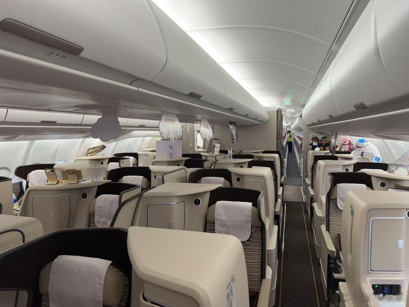 中国首架！海航A330neo客舱细节曝光：商务舱似王座，经济舱腿能伸直刚完成水