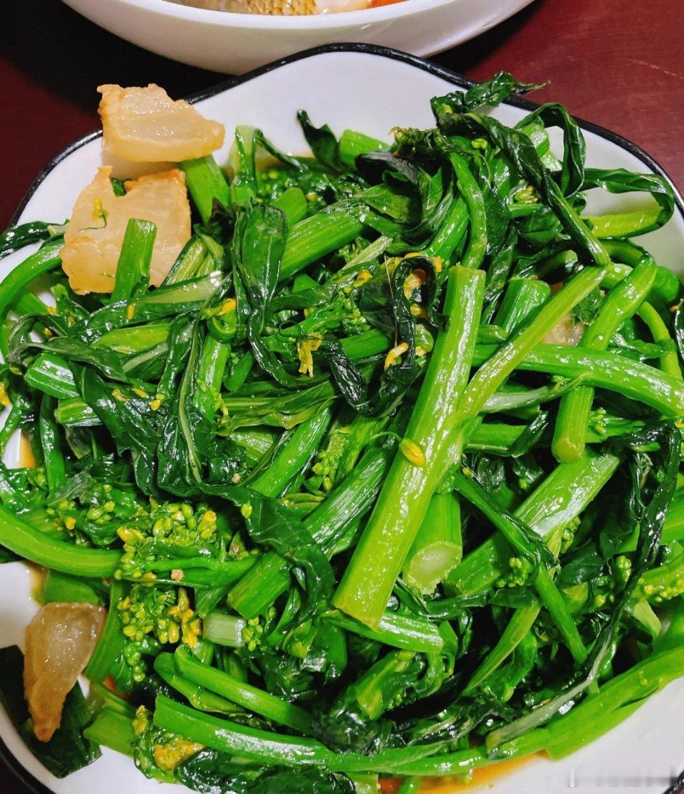 炒绿叶菜总担心炒成“黄脸婆”？试试焯水时加一勺油的小技巧！看下图中，图4和图5就