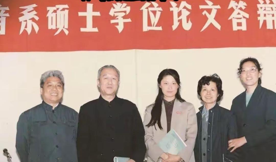 老照片(13531):1986年5月，敬一丹在北京广播学院完成硕士论文答辩，留